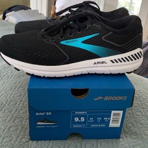 New with box. Brooks Aerial ‘20. Black and teal. 9.5 B.